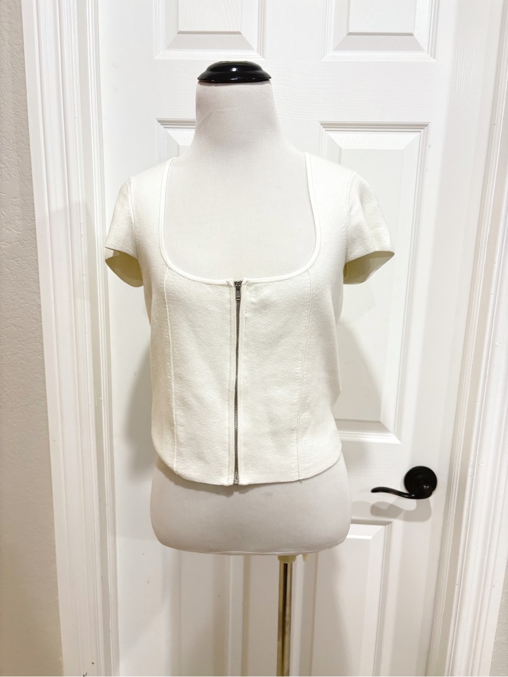 Mauve Anthropologie Women’s Cream Short-Sleeve Zip Front Top Small